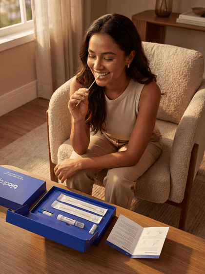 Pessoa realizando coleta de DNA em casa com kit Biodrops